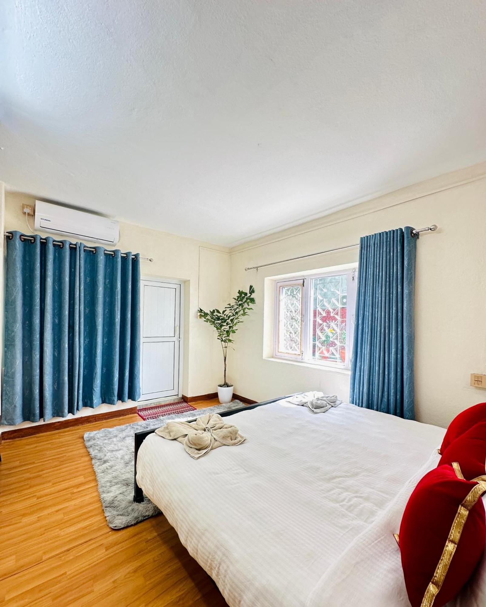 Yog Hostel Катманду Екстериор снимка